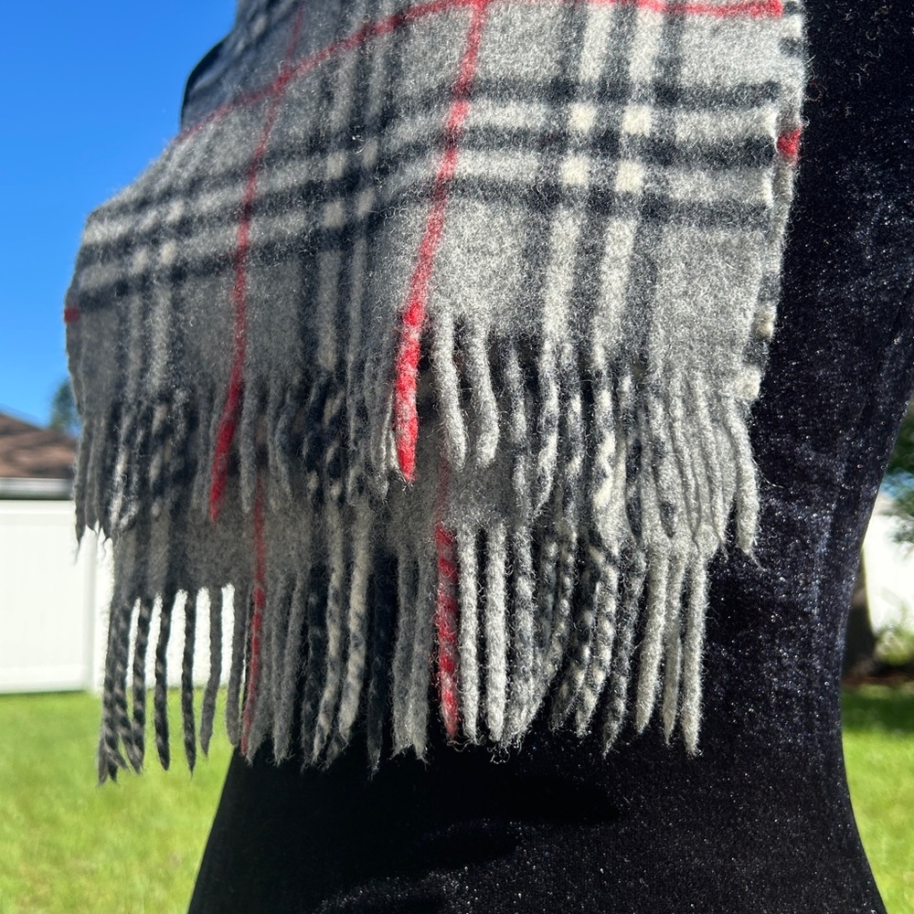 Burberrys’ Of London 100% lambswool scarf - Picture 10 of 11
